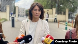 "ჩვენ ძალიან ბევრი წელია ვეხმარებით იურიდიული კონსულტაციებით იმ მოქალაქეებს, რომელთა უფლებებიც ირღვევა და ეს აღიზიანებს დღეს სახელმწიფოს, მათ უნდათ რომ ეს მოქალაქეები დარჩნენ დაცვის გარეშე", - თქვა ეკა გიგაურმა სასამართლოში გამოკითხვამდე. 