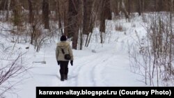 Ребенок в зимнем лесу, иллюстративное фото