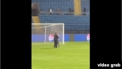 Կադր տեսանյութից, թե ինչպես է անվտանգության աշխատակիցը խաղադաշտից դուրս բերում պատանի երկրպագուին