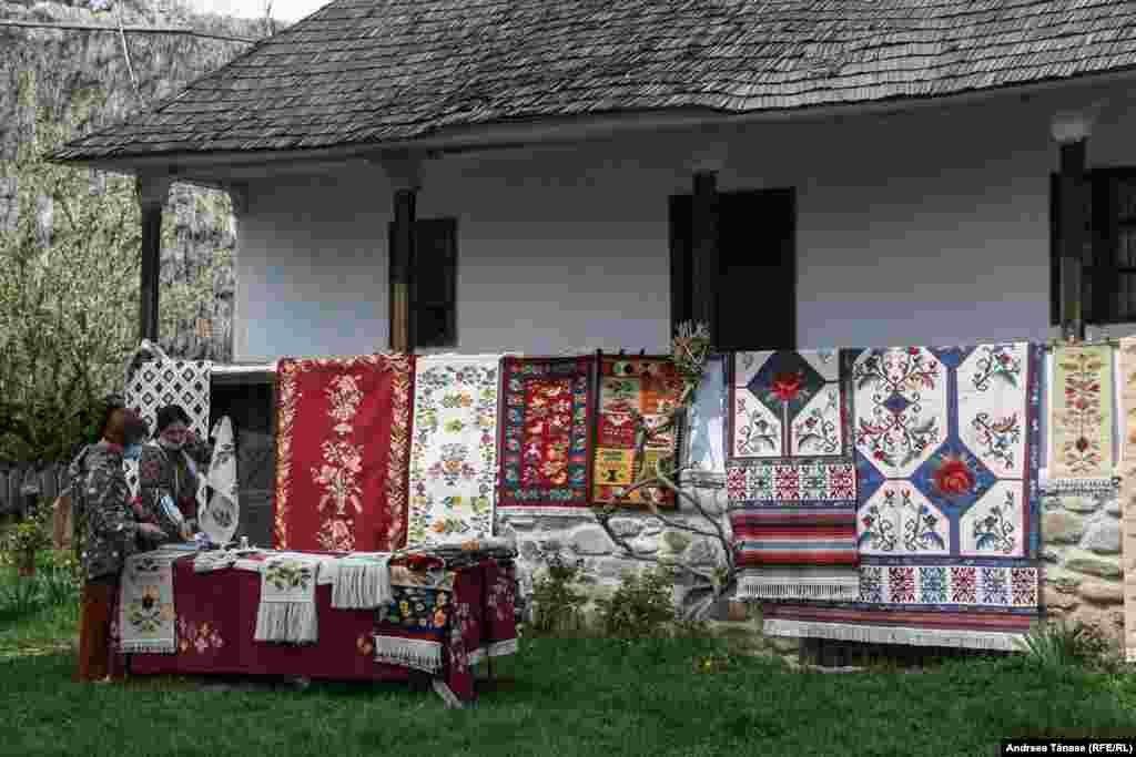 Covoare tradiționale românești sunt expuse la Târgul de Florii, organizat la Muzeul Satului din București.