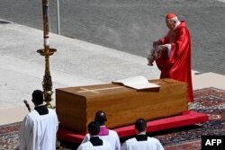 Cardinalul italian Giovanni Battista Re arde tămâie lângă sicriul Papei Francisc pe care este așezată cartea evangheliilor, în timpul ceremoniei funerare din Piața Sfântul Petru, la Vatican, pe 26 aprilie 2025.