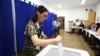 O tânără din Cluj-Napoca votează la alegerile prezidențiale din 2025. 