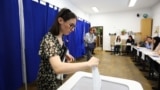O tânără din Cluj-Napoca votează la alegerile prezidențiale din 2025. 