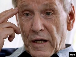 Amos Oz la Frankfurt pe Main, în 2005