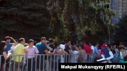 Люди стоят в очереди на получение жилья по программе «Доступное жилье — 2020». Алматы, 10 июля 2013 года.