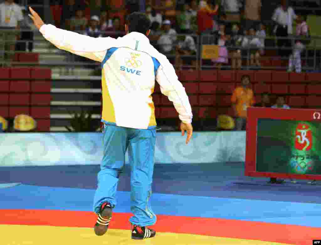 &Scaron;vedski hrvač armenskog porijekla Ara Abrahamian je&nbsp; na pod bacio bronzanu medalju nakon &scaron;to mu je okačena oko vrata zbog gubitka u polufinalu. Ovaj potez donio mu je direktnu diskvalifikaciju. Peking, 2008.