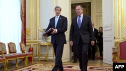 Джон Керрі (л) і Сергій Лавров (п) перед початком переговорів у Парижі, 30 березня 2014 року