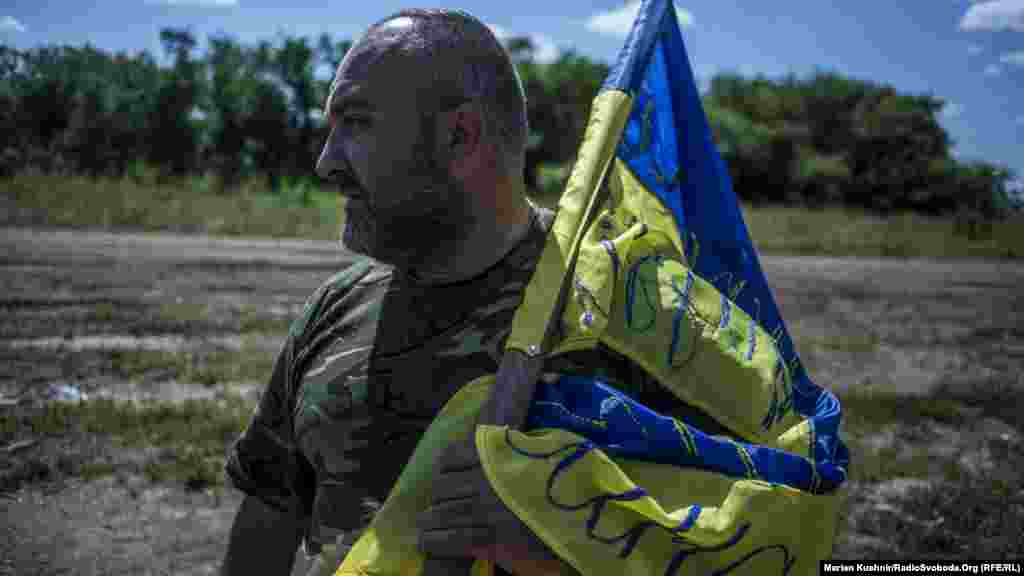 Зураб Чихелідзе встановлює на бліндаж український прапор із написом &laquo;Слава Україні! Слава мужнім синам Грузії!&raquo;