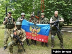 Алексей Мильчаков (оң жақтан екінші) Украина шығысындағы ресейшіл сепаратистермен бірге. 2014 жыл.