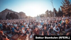 Курман айт намазына чогулгандар. Бишкек, 2019-жыл, 11-август. 