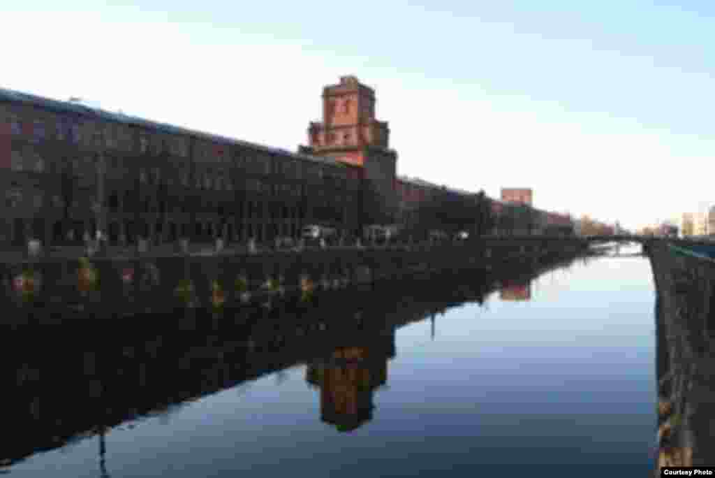  Взято с http://karpovka.net/derel/ - Завод «Красный треугольник» на набережной Обводного канала, дом № 134-138. Планируется реконструкция под торгово-развлекательный комплекс