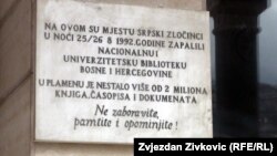 Tabla ispred ulaza u Vijećnicu, Sarajevo (arhivska fotografija)