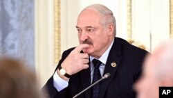 У змінах, які вніс Лукашенко, також йдеться про те, що військовослужбовець «не несе відповідальності за шкоду», заподіяну внаслідок стрілянини, коли вона «здійснювалася відповідно до вимог загальновійськових статутів»