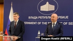 Serbia menține intacte legăturile sale economice cu Rusia, chiar dacă supără astfel UE. Maxim Reșetnikov (stânga), ministrul Dezvoltării Economice al Rusiei, și Nenad Popovic, ministru fără portofoliu în Guvernul Serbiei, 20 martie 2026.