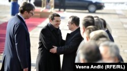 Aleksis Cipras, tadašnji premijer Grčke, pozdravlja se sa Ivicom Dačićem, šefom srpske diplomatije, dok ih posmatra Aleksandar Vučić koji je u to vreme bio na čelu Vlade Srbije. Doček u Beogradu 31. januara 2017.