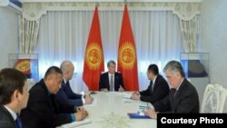 Президент Кыргызстана Алмазбек на переговорах с заместителем премьер-министра Узбекистана Адхамом Икрамовым. Бишкек, 18 января 2017 года.