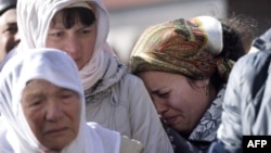 Мать и жена Решата Аметова на похоронах активиста. Симферополь, 18 марта 2014 года.