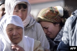Решат Әметовтің туыстары жерлеу кезінде жылап тұр. Симферополь, 18 наурыз 2014 жыл.