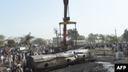 Наслідки одного з попередніх інцидентів на автошляху в Пакистані – зіткнулися пасажирський поїзд і цистерна з паливом, провінція Пенджаб, березень 2017 року