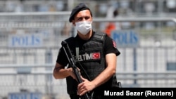 وزیر کشور ترکیه می‌گوید پلیس به ۵۷ محل در هشت استان کشور حمله کرده است
