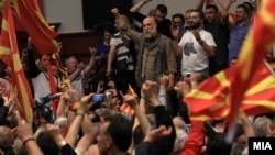 Eskalimi i situatës në Parlamentin e Maqedonisë, 27 Prill