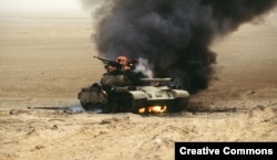 Падпалены іракскі танк падчас апэрацыі «Бура ў пустыні», люты 1991 года