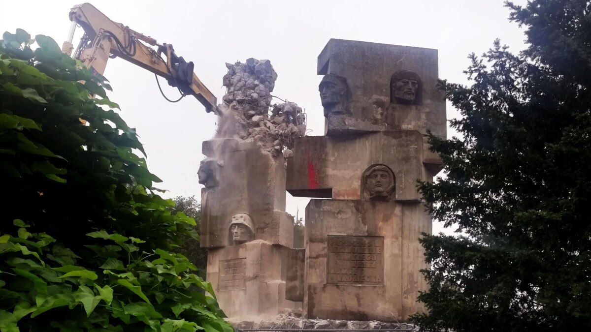 У Польщі демонтували ще чотири пам’ятники радянським солдатам