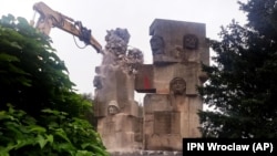 Демонтаж монумента «подяки Червоній Армії» у Польщі, серпень 2022 року