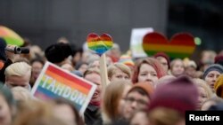 Susținători ai căsătoriilor gay demonstrînd la Helsinki