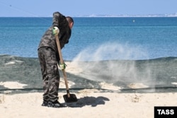 Уборка мазута, разлившегося из танкеров “Волгонефть”, Анапа, апрель 2025 года