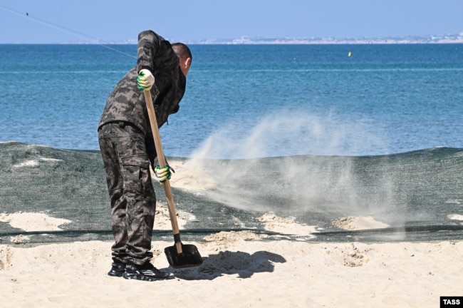 Уборка мазута, разлившегося из танкеров “Волгонефть”, Анапа, апрель 2025 года