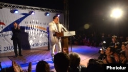 Armenia - Prosperous Armenia Party leader Gagik Tsarukian speaks at an election campaign rally in Ararat, 8Nov2013.