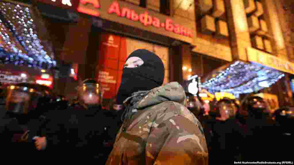 Afterwards, the protesters turned their attention to a branch of Alfa Bank, a Russian bank operating in Ukraine.