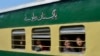 د پاکستان په یوه اورګاډي کې مساپر ناست دي - پخوانی انځور 