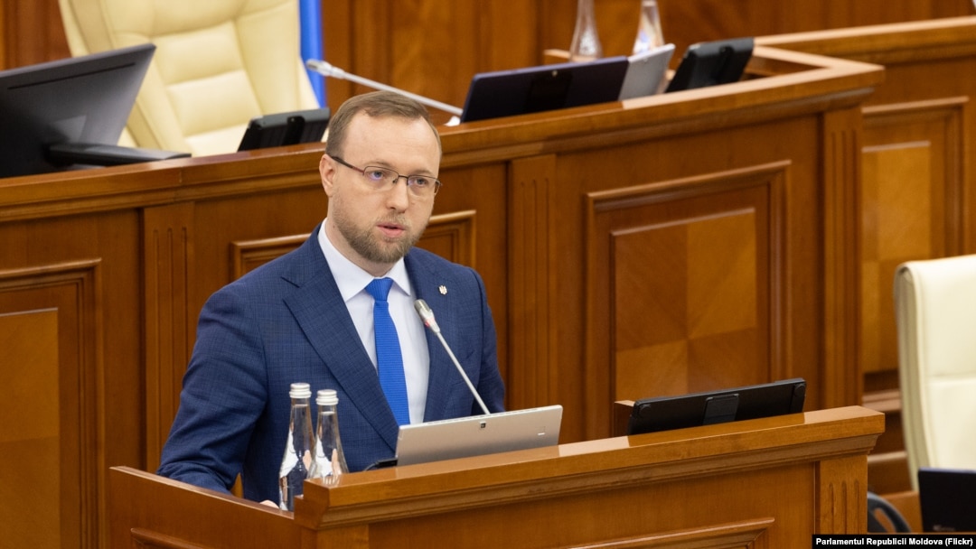Directorul Serviciului de Informații și Securitate (SIS), Alexandru Musteața, prezintă raportul privind imixtiunea externă în procesele electorale din R. Moldova în plenul Parlamentului din 12 decembrie.