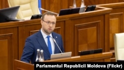 Directorul Serviciului de Informații și Securitate (SIS), Alexandru Musteața, prezintă raportul privind imixtiunea externă în procesele electorale din R. Moldova în plenul Parlamentului din 12 decembrie.