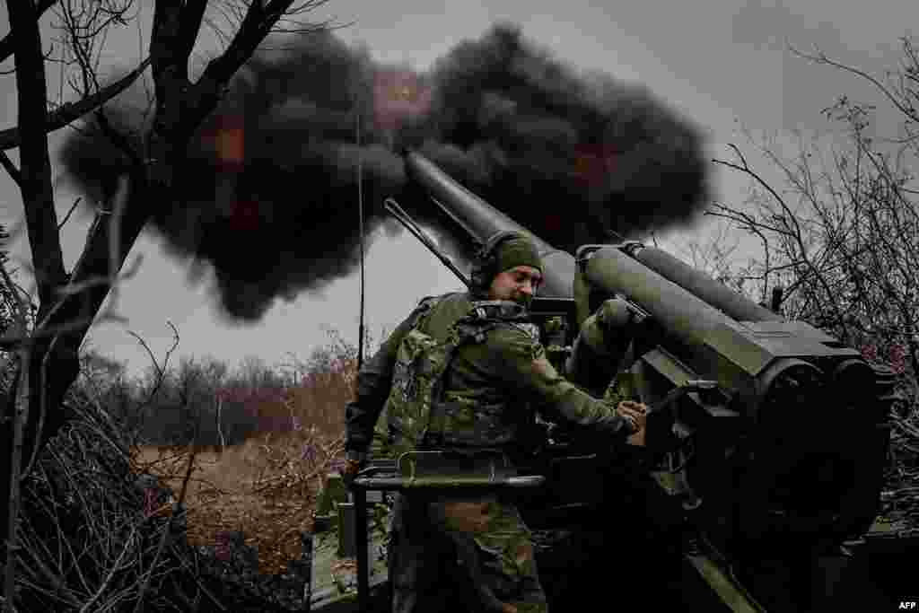 A Ukrainian soldier fires a 2s5 Hyacinth-s self-propelled howitzer toward Russian positions in the eastern Donetsk region on November 18.