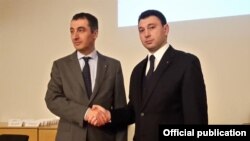 Эдуард Шармазанов (слева) и Джем Оздемир, Берлин, 25 февраля 2016 г.