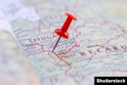 Сувальський коридор, позначений червоною шпилькою, — стратегічна територія в Польщі, яка з'єднує країни Балтії з Польщею, водночас розділяючи Калінінградську область Росії