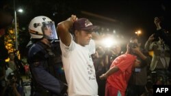 بازداشت یکی از هواداران دیلما روسف در مقابل سنای برزیل 