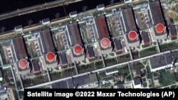 O imagine din satelit furnizată de Maxar Technologies arată centrala nucleară Zaporojie pe 19 august 2022.