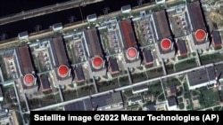 Imagine dintr-un satelit Maxar Technologies/ 19 august 2022 a centralei nucleare de la Zaporojie. Președintele V. Zelenski spune că lumea s-a aflat ieri la un pas de catastrofă nucleară: centrala a fost deconectată de la rețeaua electrică a Ucrainei. 