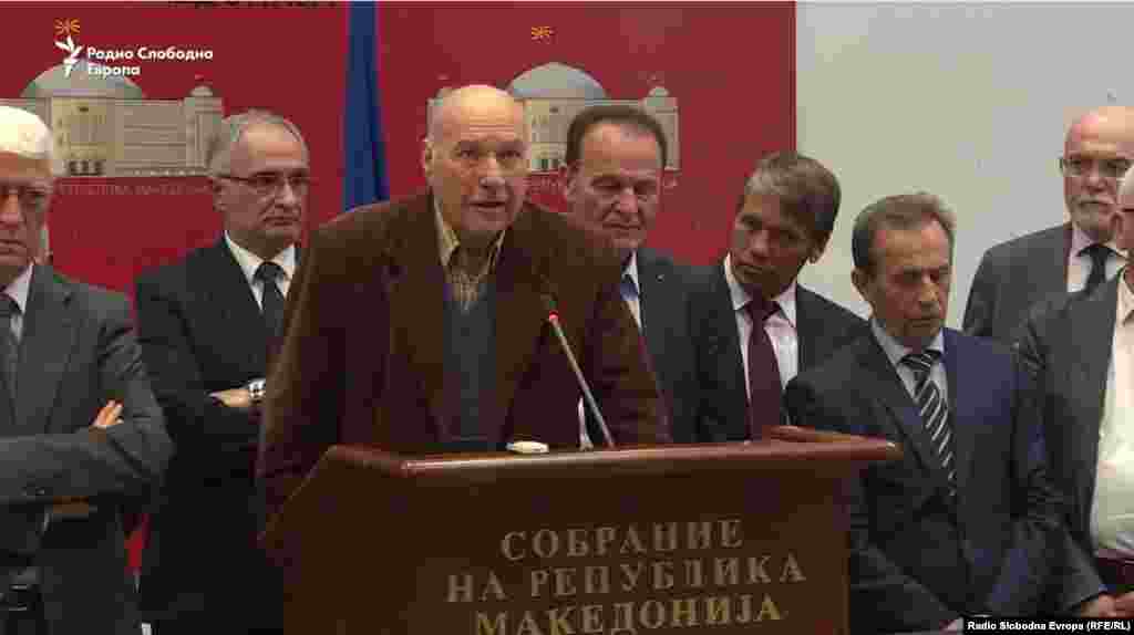 Поранешни пратеници од првиот парламентарен состав во независна Македонија денеска на прес конференција во Собранието ги повикаа граѓаните без разлика на партиската припадност да гласаат „за“ на референдумот в недела.