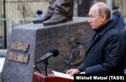Vladimir Putin pronunțîndu-și alocuțiunea la dezvelirea statuii