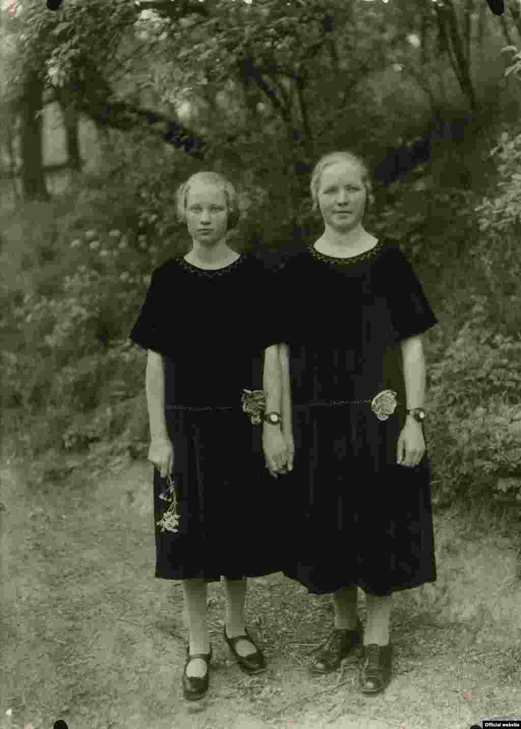 August Sander, Tinere țărance, 1928