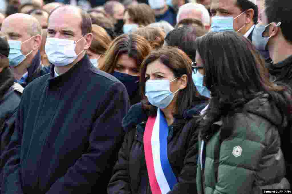 Në marshin për Samuel Paty mori pjesë kryeministri i Francës, Jean Catex (majtas), kryetarja e Parisit, Anne Hidalgo (në qendër) dhe zëvendëskryetarja e Parisit, Audery Pulvar (djathtas).