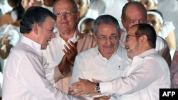 Presidenti i Kolumbisë, Juan Manuel Santos (majtas) dhe lideri i Farc-ut, Rodrigo Londono (djathtas) pas nënshkrimit të marrëveshjes në shtator.