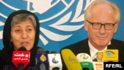 سیما سمر رییس کمسیون مستقل حقوق بشر افغانستان و کای آیده نماینده خاص سرمنشی ملل متحد برای افغانستان در یک نشست خبری در کابل 
