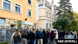 Građani su tokom dana čekali u redu ispred Ambasade Srbije u Sarajevu