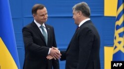 Президент України Петро Порошенко (праворуч) та президент Польщі Анджей Дуда у Києві. 24 серпня 2016 року